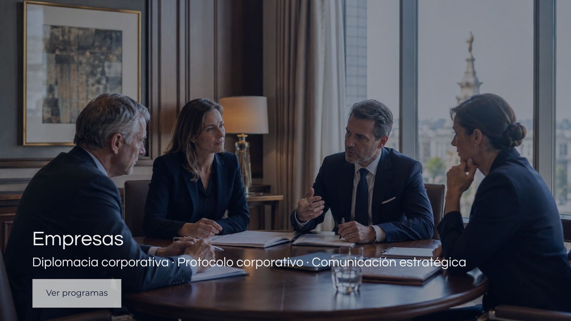 Reunión estratégica en entorno corporativo sobre diplomacia corporativa, protocolo y comunicación empresarial